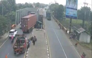 Diduga Mengantuk, Truk Trailer Tabrak Jembatan Sewo: Satu Penyapu Koin Tewas di Tempat