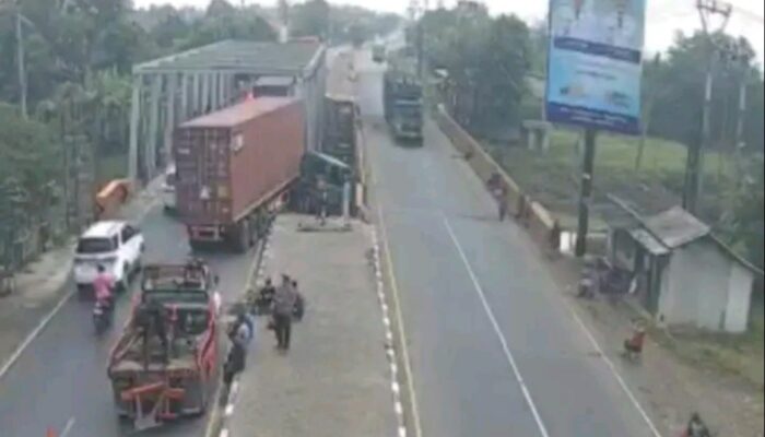 Diduga Mengantuk, Truk Trailer Tabrak Jembatan Sewo: Satu Penyapu Koin Tewas di Tempat