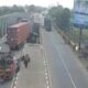 Diduga Mengantuk, Truk Trailer Tabrak Jembatan Sewo: Satu Penyapu Koin Tewas di Tempat