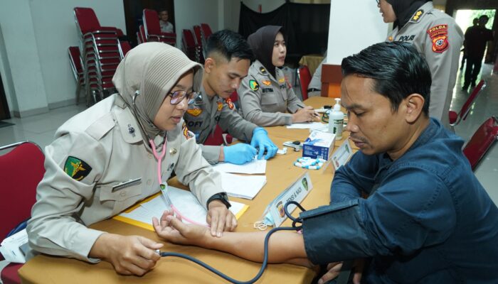 Pastikan Fisik Prima, Personel Polda Jabar Jalani Rikkes Sebelum Daki Gunung Gede