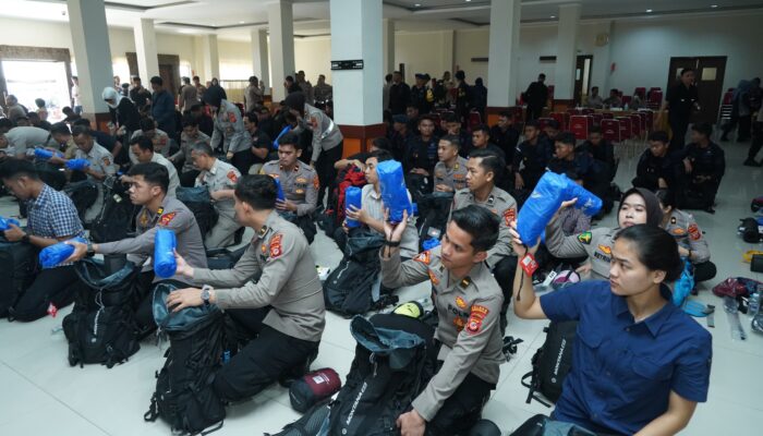 Jaga Ekosistem Gede Pangrango, Polda Jabar Bekali Peserta Perlengkapan Pendakian Standar Keamanan ​
