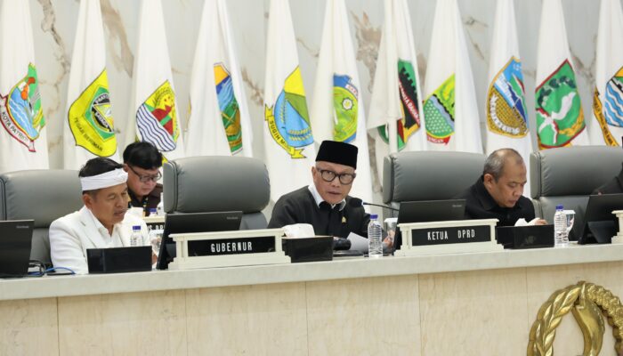 Ketua DPRD Jabar Buky Wibawa Serahkan Catatan Strategis LKPJ TA 2025 ke Gubernur