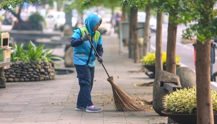 Kawal Kirab Budaya Milangkala Tatar Sunda 2026, DLH Kota Bandung Terjunkan Pasukan Khusus Penyapu Sampah