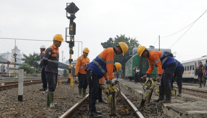 Keselamatan Harga Mati, KAI Daop 2 Bandung Rampungkan Perbaikan Rel Jalur Padat Garut