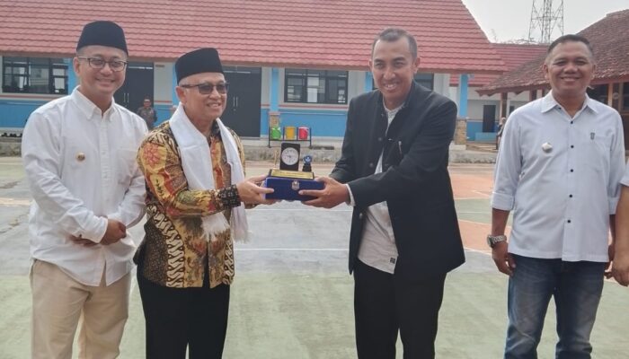 Sambangi SMPN 2 Singaparna, Wamendikdasmen Atip Latifulhayat Cek Pemanfaatan Papan Interaktif Digital