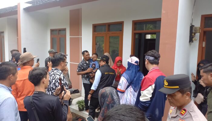Relokasi Warga Terdampak Bencana di Cisarua, Bupati Sumedang Serahkan Kunci Rumah Baru