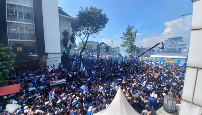 Persib Hattrick Juara, Jalan Asia Afrika Bandung Berubah Jadi Lautan Biru