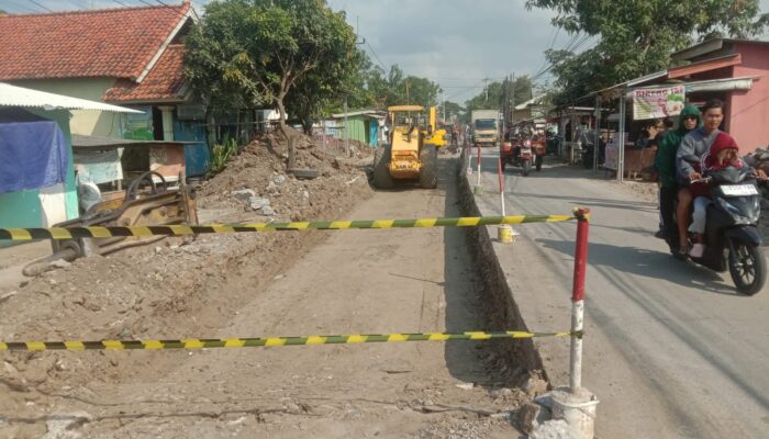 Limbah Bongkaran Proyek Jalan Provinsi Jabar Diduga Diperjualbelikan, Warga: KDM Harus Tahu