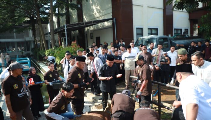Pererat Silaturahmi, Kapolda Jabar Pimpin Langsung Penyaluran Daging Qurban ke Ponpes hingga Ormas