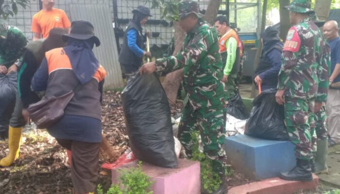 ​Lewat Program Kekasih, Koramil 1802/Cibeunying Tata Ulang Kebersihan Taman Lansia Jalaprang