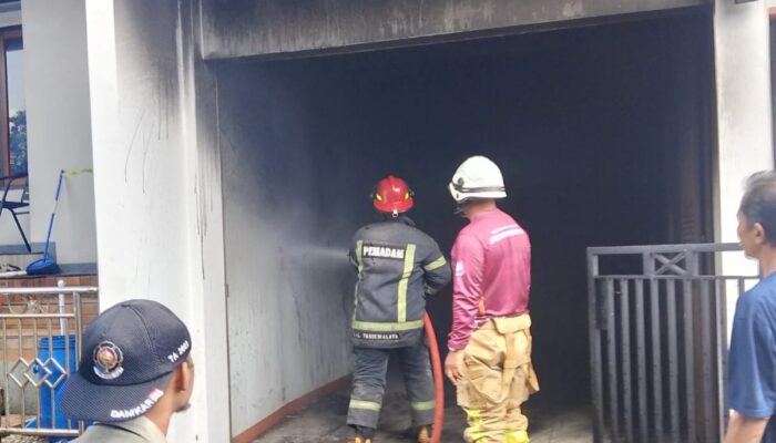 Kebakaran dalam Garasi, Empat Kendaraan Hangus dengan Taksiran Kerugian Rp150 Juta
