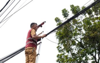 Demi Layanan Publik, Wali Kota Bandung Tunda Pemotongan Kabel Udara di Asia Afrika