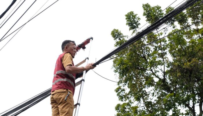 Demi Layanan Publik, Wali Kota Bandung Tunda Pemotongan Kabel Udara di Asia Afrika