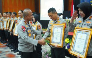 Buka Rakernis Keuangan 2026, Kapolda Jabar Serahkan Penghargaan IKPA Sempurna ke Polres Jajaran