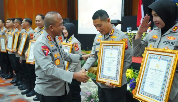 Buka Rakernis Keuangan 2026, Kapolda Jabar Serahkan Penghargaan IKPA Sempurna ke Polres Jajaran