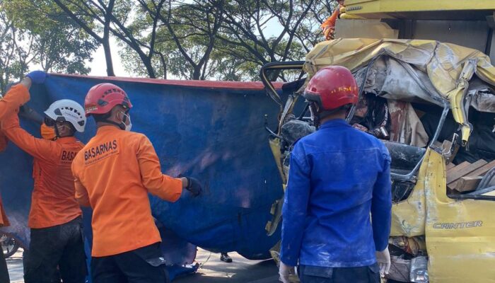 Tim Rescue Kantor SAR Bandung Laksanakan Evakuasi Dua Korban Laka Lalu Lintas di Jalan Bypass Cicalengka Kab. Bandung