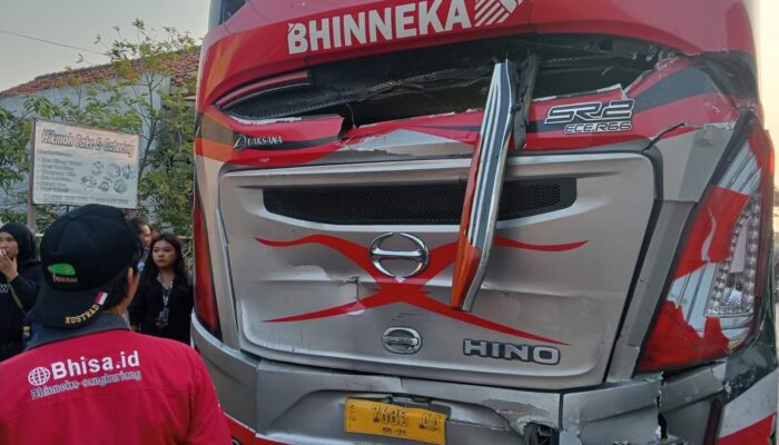 Seruduk Bus yang Sedang Turunkan Penumpang di Pantura Sukra, Kaki Sopir Truk Patah