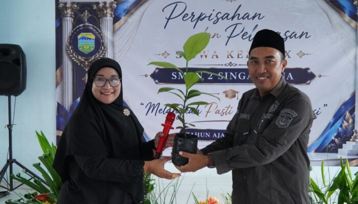 Tanpa Panggung Megah, Perpisahan Siswa SMPN 2 Singaparna Diwarnai Isak Haru dan Kado Bibit Durian