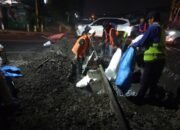 Jaga Keselamatan Perjalanan KA, Daop 2 Bandung Perbaiki Geometri Jalur Rel di Perlintasan Jalan Sunda
