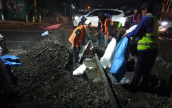 Jaga Keselamatan Perjalanan KA, Daop 2 Bandung Perbaiki Geometri Jalur Rel di Perlintasan Jalan Sunda