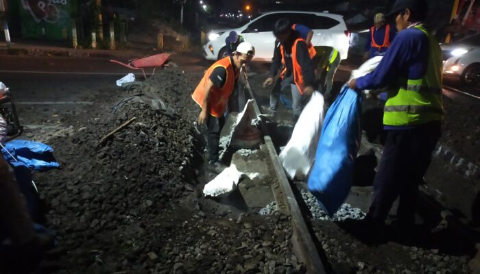 Jaga Keselamatan Perjalanan KA, Daop 2 Bandung Perbaiki Geometri Jalur Rel di Perlintasan Jalan Sunda