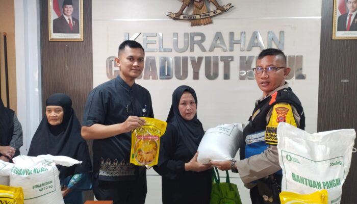 Bhabinkamtibmas Cibaduyut Kidul Turun Tangan Amankan Penyaluran Bantuan BASNAS