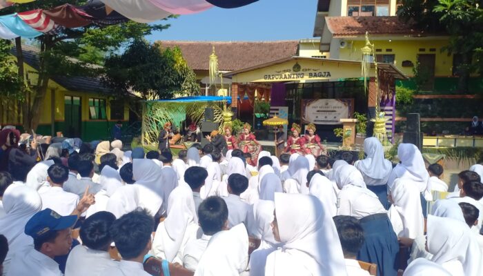 Terik Matahari Tak Halangi Orang Tua Hadiri Pelepasan Siswa Kelas IX SMPN 1 Paseh