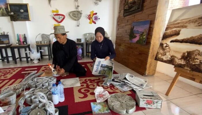 Koran Bekas Jadi Cuan, Kerajinan Tangan Asal Ciamis Ini Tembus Pasar Nasional