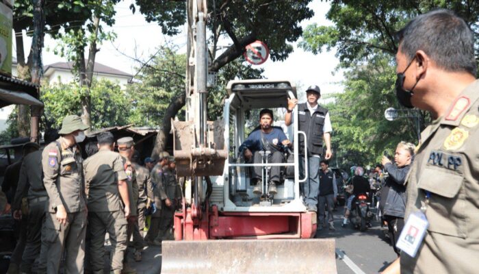 Kembalikan Fungsi Trotoar, Pemkot Bandung Tertibkan 63 Bangunan Liar di Dipatiukur