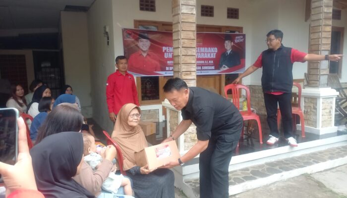 TB Hasanuddin Salurkan Ratusan Paket Sembako dan Sosialisasikan Program Beasiswa bagi Warga Sumedang