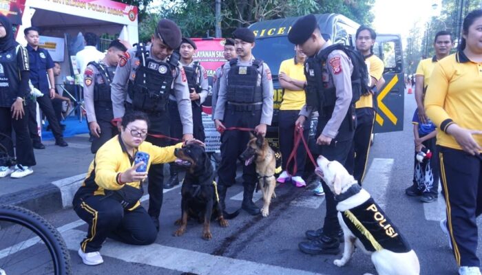Semarak Hari Bhayangkara ke-80: Saat K-9 Polda Jabar Jadi Rebutan ‘Selfie’ Warga di Taman Dago