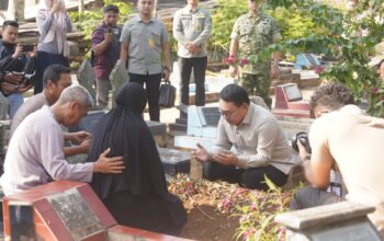 Calon Manajer Kopdes Meninggal Saat Pelatihan, Bupati Dony bareng KSP Dudung Takziah ke Rumah Duka