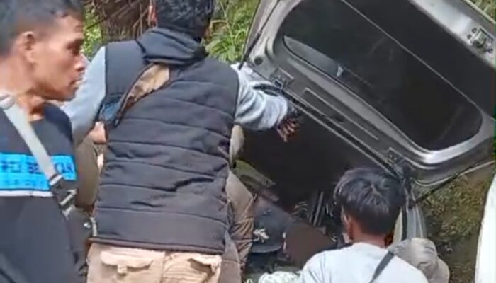 Evakuasi Dramatis di Salawu, Warga Gotong Royong Angkat Mobil Demi Selamatkan Pekerja yang Tergencet