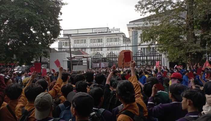 Kecewa Kebijakan Pemerintah, Ribuan Mahasiswa Kepung Gedung DPRD Jabar