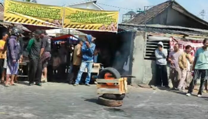 Ketegangan di Pasar Cimalaka, Warga Bakar Ban Tolak Pembongkaran Paksa