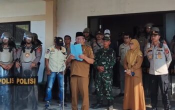 Kepala Desa Tegaskan Tetap Lakukan Revitalisasi, Ratusan Warga dan Pedagang Pasar Cimalaka Blokade Jalan hingga Kepung Balai Desa