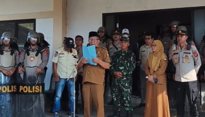 Kepala Desa Tegaskan Tetap Lakukan Revitalisasi, Ratusan Warga dan Pedagang Pasar Cimalaka Blokade Jalan hingga Kepung Balai Desa