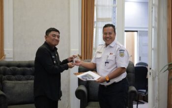 Tingkatkan Keselamatan Warga, KAI Daop 2 Serahkan Gardu Jaga JPL 19 Mandalagiri ke Pemkab Garut