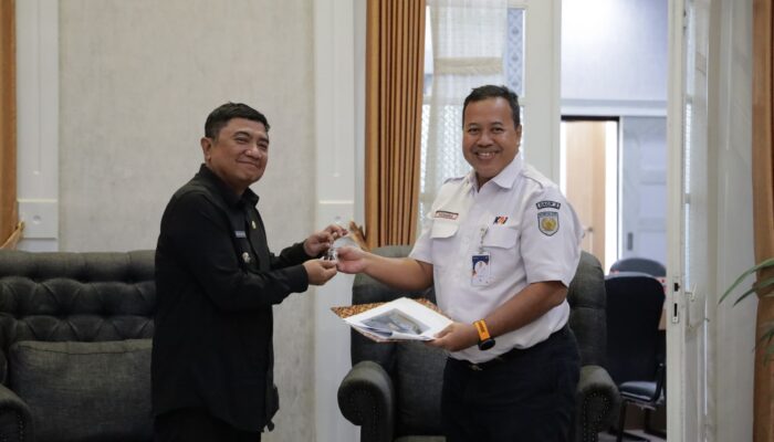 Tingkatkan Keselamatan Warga, KAI Daop 2 Serahkan Gardu Jaga JPL 19 Mandalagiri ke Pemkab Garut
