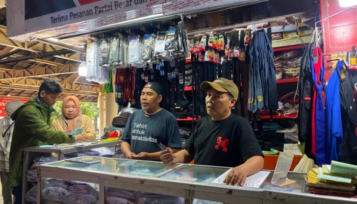 Cerita Pedagang Seragam Pasar Kosambi Bandung: Pembeli Tetap Ramai Walau Omset Tak Sebagus Tahun Lalu
