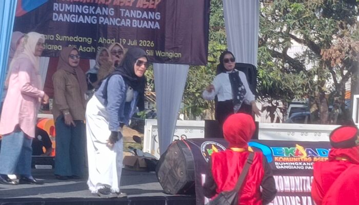 Diinvasi Pasukan ‘BUAS’ dan Ribuan Asep, Pelataran Gedung Negara Sumedang Mendadak Hebring