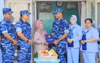 Rawat Silaturahmi dengan Senior, Danlanud Husein Sastranegara Serahkan Tali Asih ke Warakawuri