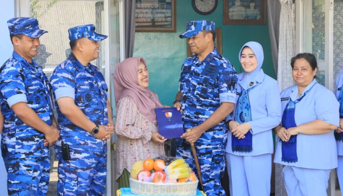 Rawat Silaturahmi dengan Senior, Danlanud Husein Sastranegara Serahkan Tali Asih ke Warakawuri