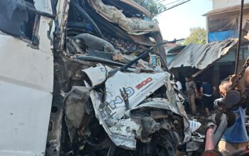 Trailer Tabrak Mobil Box dan Bengkel, Empat Orang Teruka