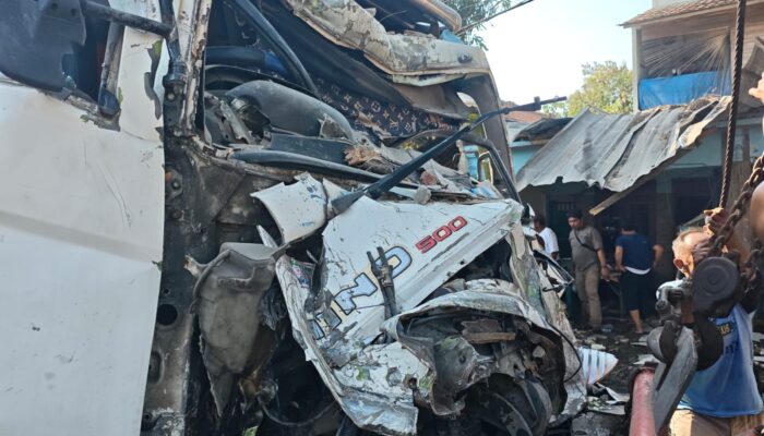 Trailer Tabrak Mobil Box dan Bengkel, Empat Orang Teruka