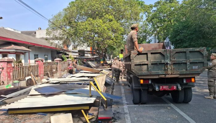 Satpol PP Kota Bandung Tertibkan Puluhan Bangli dan PKL di Jalan Rajiman