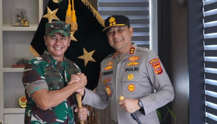 Reuni Dua Jenderal di Bandung, Kapolda Jabar Sambangi Danpussenif untuk Rawat Sinergitas