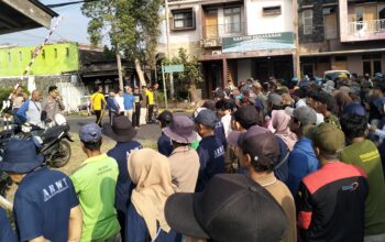 Ratusan Orang se-Kelurahan Sukanagara Purbaratu Terjun Membersihkan Saluran