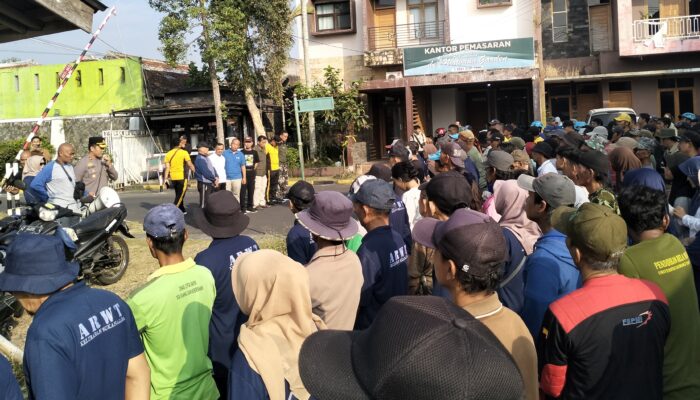 Ratusan Orang se-Kelurahan Sukanagara Purbaratu Terjun Membersihkan Saluran