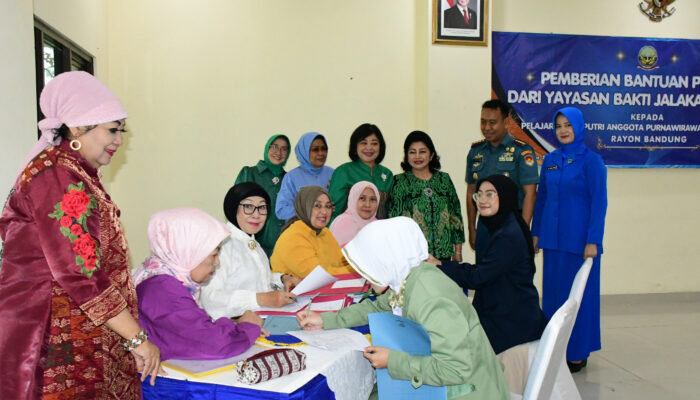 Wujud Kepedulian, Yayasan Bakti Jalakanya Serahkan Beasiswa Pendidikan untuk Anak Purnawirawan TNI AL